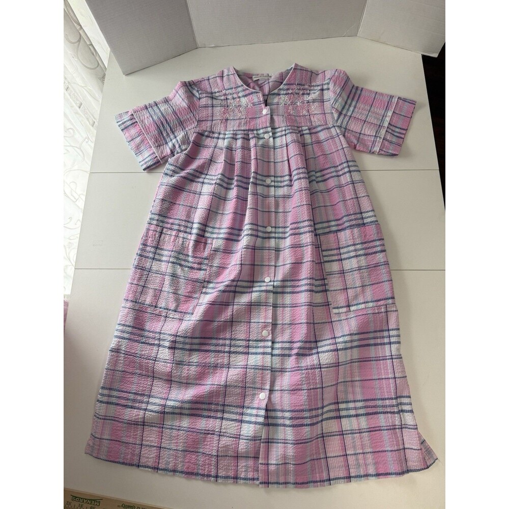 Miss Elaine Robe Womens Medium Pink Gingham Snap Button Embroidered Seersucker